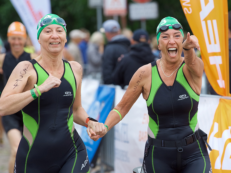 SwimRun Rheinsberg 2019: 2 weibliche Teilnehmerinnen starten als Team Hand in Hand © SCC EVENTS/Camera4