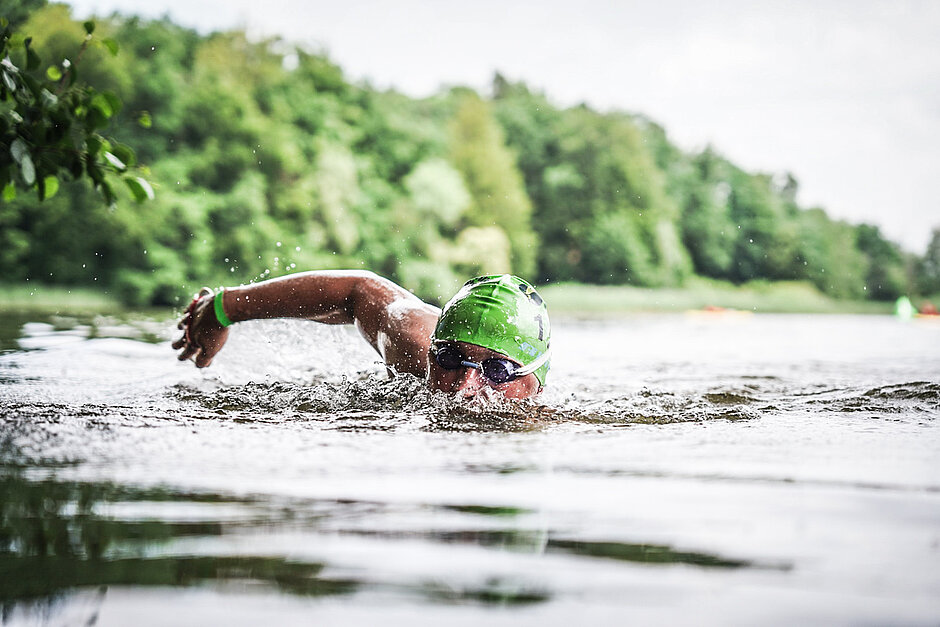 SwimRun training plan: Participant swims in the lake © SCC EVENTS / Sportograf