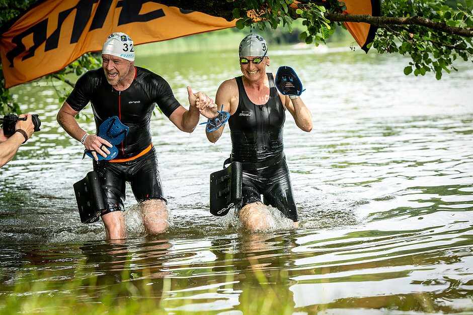 SwimRun Anfänger: Pärchen steigt aus dem Wasser auf die Laufstrecke © SCC EVENTS / Tilo Wiedensohler