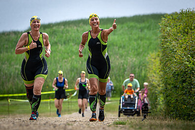 SwimRun 2023: 2 runners show thumbs up © SCC EVENTS / Tilo Wiedensohler