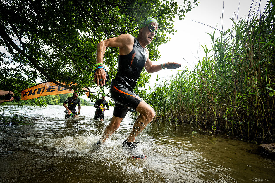 SwimRun Rheinsberg Anmeldung: SwimRunner 2023 vom Wasser auf die Laufstrecke © SCC EVENTS / Tilo Wiedensohler