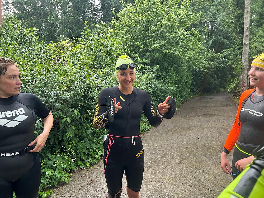 SWIMRUN RHEINSBERG: Celia Jentzsch (mittig) stand Rede und Antwort beim SwimRun-Trainingskurs von SCC EVENTS. © SCC EVENTS / Philip Lehmann