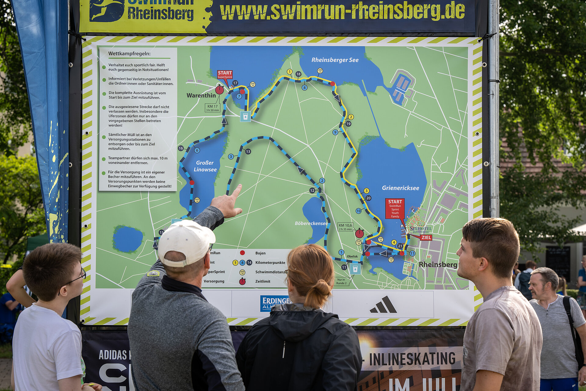 SwimRunner are looking on a map © SCC EVENTS / Tilo Wiedensohler