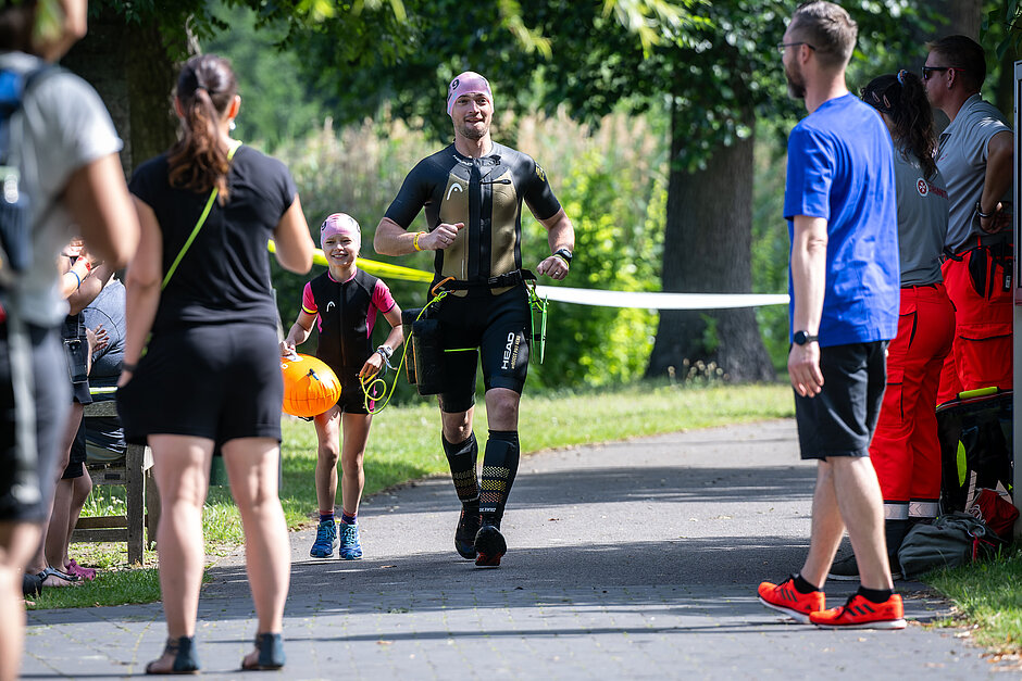 SwimRun Familie: Freude bei Vater und Nachwuchs beim Lauf © SCC EVENTS / Tilo Wiedensohler