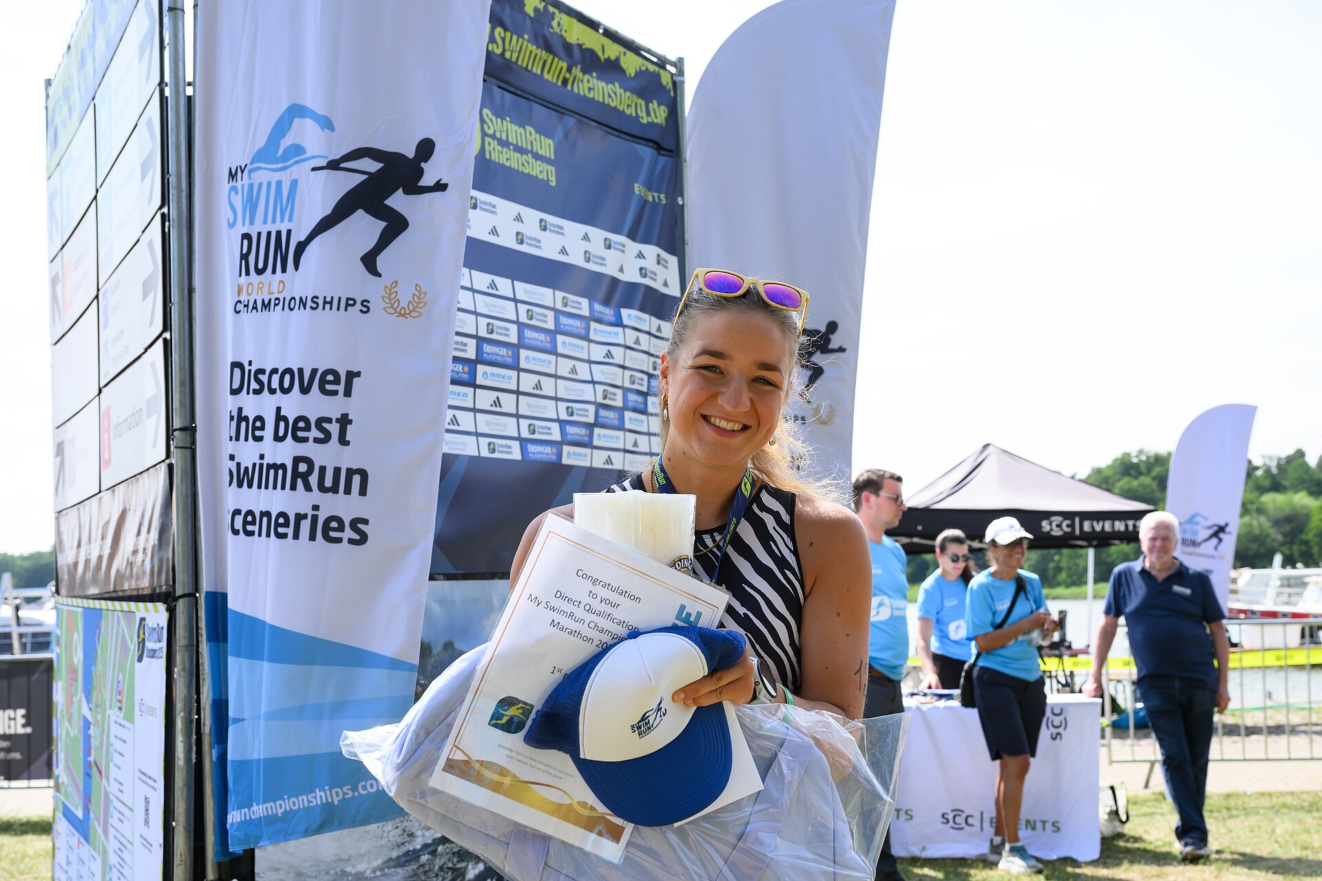 Celia Jentzsch strahlt nach ihrem Sieg auf dem Veranstaltungsgelände glücklich in die Kamera.