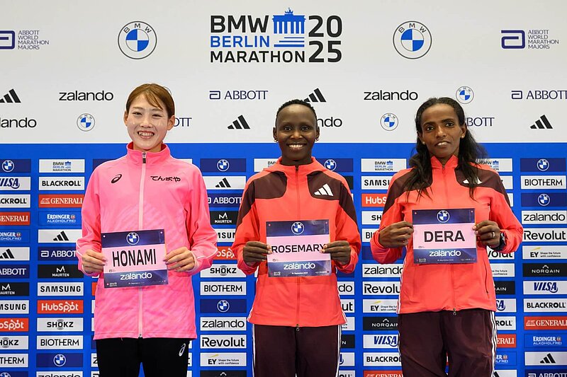 Gruppenfoto der internationalen Favoritinnen Honami Maeda, Rosemary Wanjiru und Dera Dida (von links nach rechts).Wanjiru und Dera Dida.