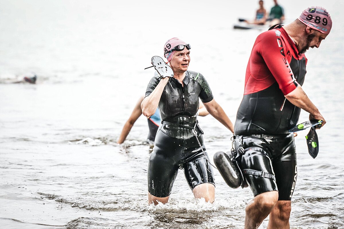 SwimRun: Team-Pärchen steigt aus dem Wasser © SCC EVENTS / Sportograf