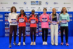 Gruppenfoto der nationalen und internationalen Favoritinnen.